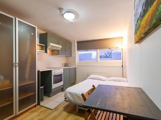 West Cromwell Road, Earls Court, London SW5, Studio to rent, £1,625 pcm | PrimeLocation