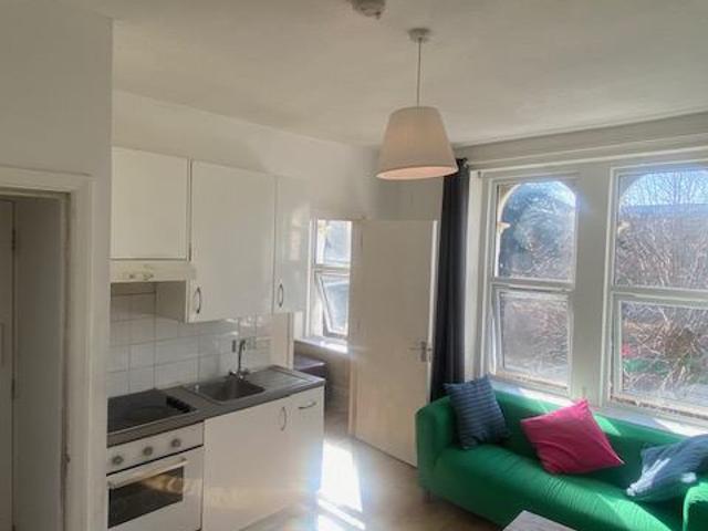 West Croydon bright 2 bed flat. 1 min train