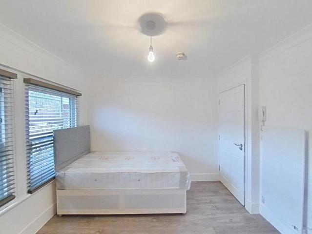 West Ealing W13 House share to rent £1,100 pcm £254 pw