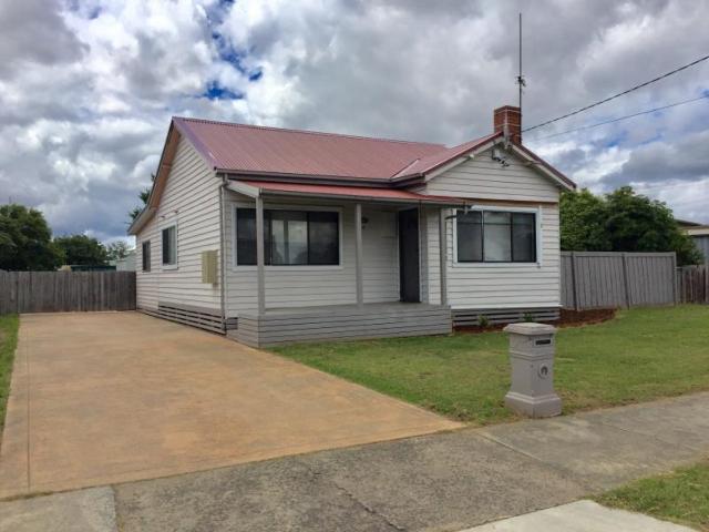 WEST END HOME CLOSE TO SCHOOLS