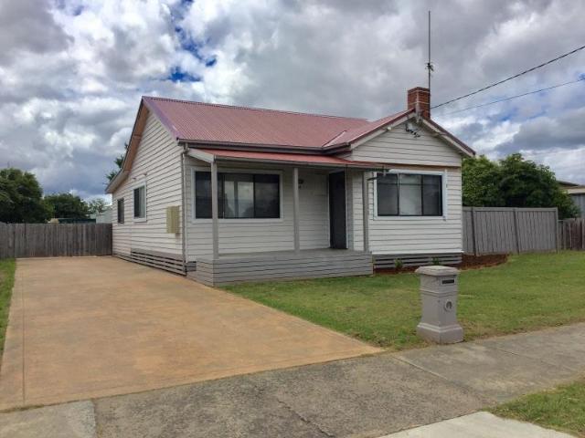 WEST END HOME CLOSE TO SCHOOLS