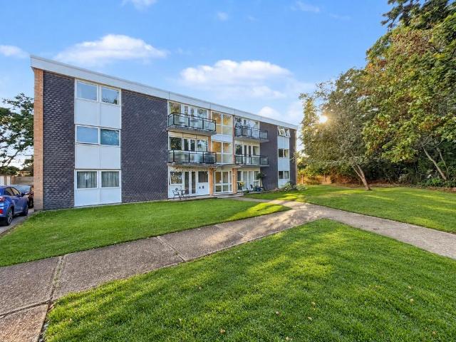 West End Lane, Stoke Poges SL2 3 bed maisonette to rent £1,800 pcm £415 pw