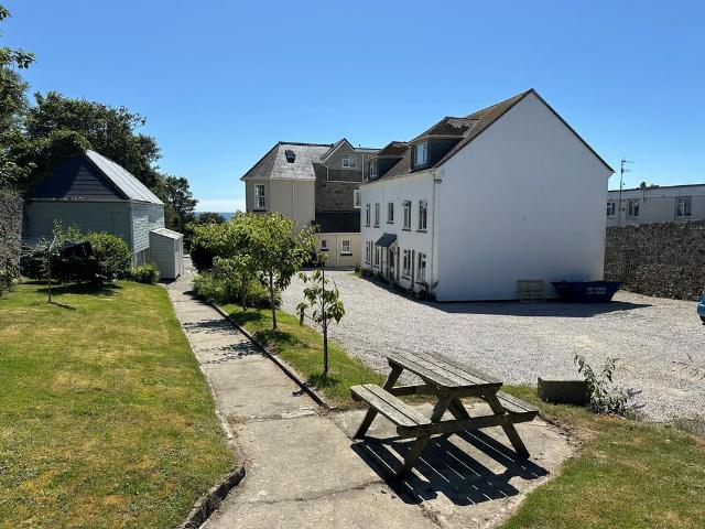 West End, Marazion, TR17 2 bed flat to rent £1,000 pcm £231 pw
