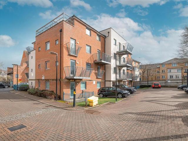 West End Road, High Wycombe HP11 2 bed apartment to rent £1,450 pcm £335 pw