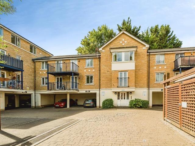 West End Road, High Wycombe, HP11 2 bed flat to rent £1,500 pcm £346 pw