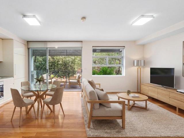 WEST FACING MODERN ONE BEDROOM APARTMENT