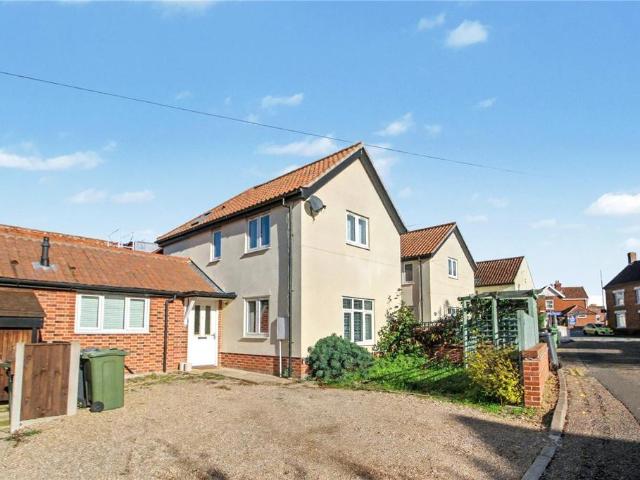 West Gate, Wymondham, Norfolk, NR18 2 bed terraced house to rent £1,150 pcm £265 pw