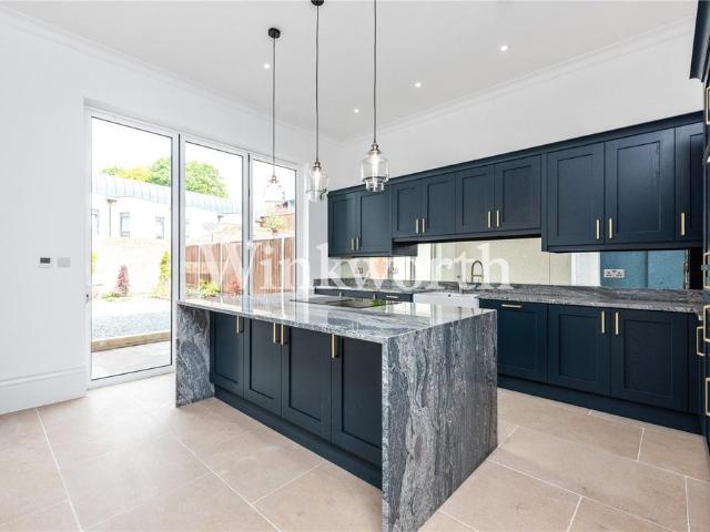 West Green Road, London, N15 4 bed semi detached house to rent £4,250 pcm £981 pw