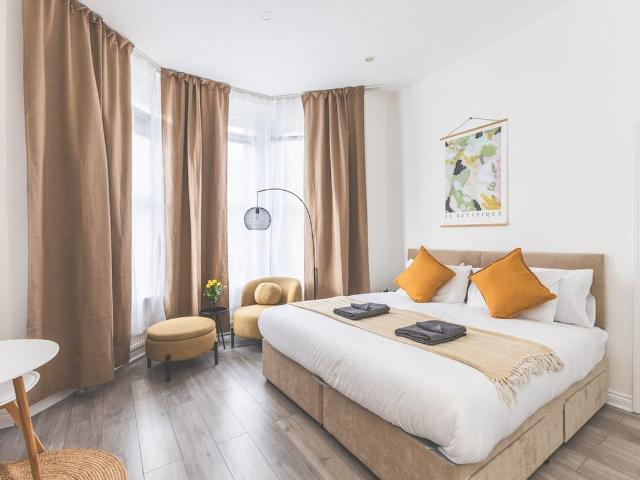 West Hampstead NW2, Studio to rent, £2,015 pcm | PrimeLocation