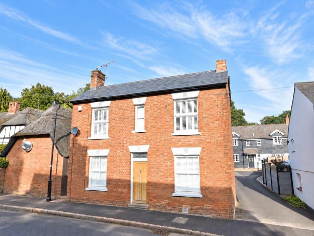 WEST HILL, ASPLEY GUISE 3 bed detached house to rent £1,900 pcm £438 pw