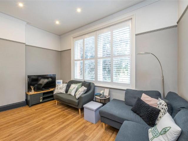 West Hill Road, London, SW18 2 bed flat to rent £3,200 pcm £738 pw