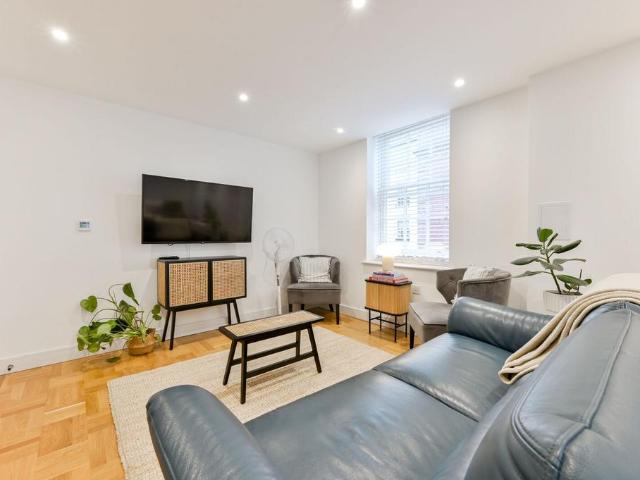 West Kensington, Olympia, West. 1 bed flat to rent £4,000 pcm £923 pw