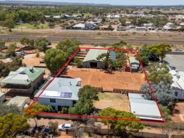 PRICE REDUCTION West Lamington: 4 Bed, 3 Bath, 3 Living on 3,480m2