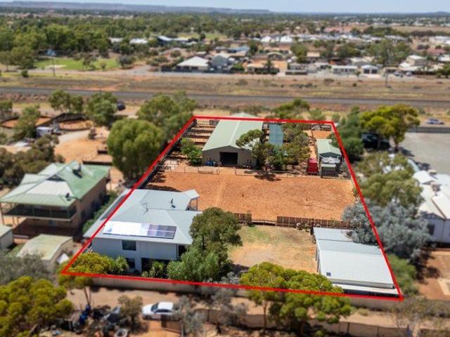 PRICE REDUCTION West Lamington: 4 Bed, 3 Bath, 3 Living on 3,480m2