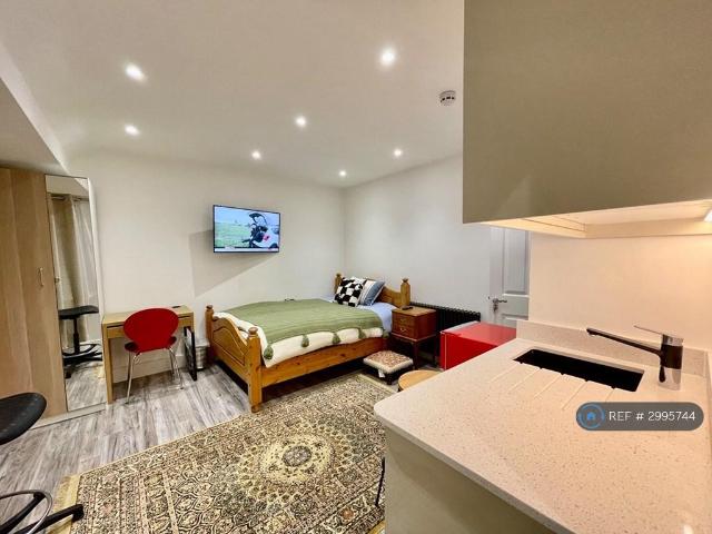 West, London, UB6 1 bed in a house share to rent £1,200 pcm £277 pw