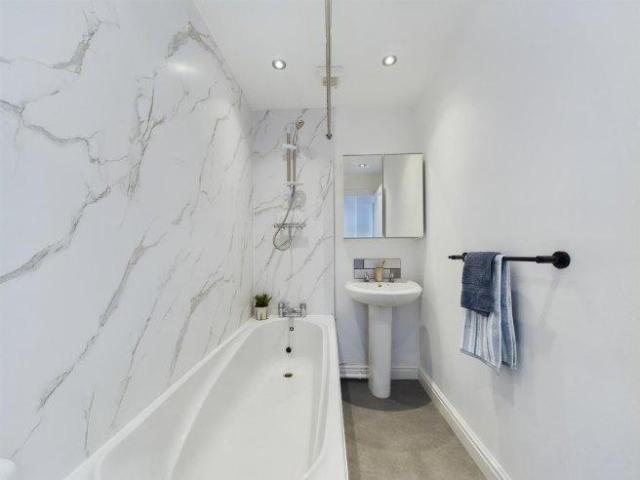 West Parade 6 bed house share to rent £2,856 pcm £659 pw