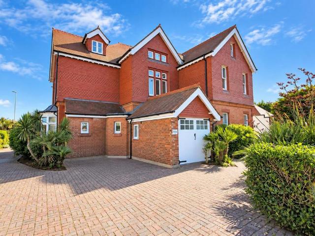 West Parade, Worthing 2 bed flat to rent £2,250 pcm £519 pw