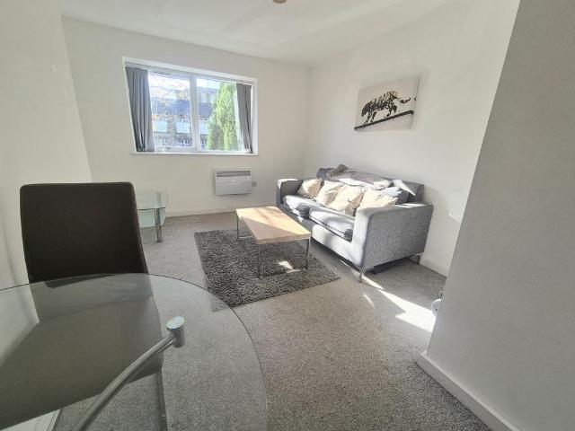 West Parade Flats, Halifax, HX1 1 bed apartment to rent £625 pcm £144 pw