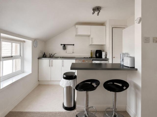 West Park, Clifton, BS8 2 bed flat to rent £1,750 pcm £404 pw