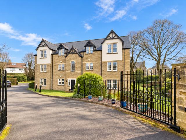 West Park Crescent, Leeds 2 bed flat to rent £1,350 pcm £312 pw