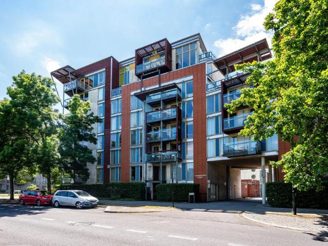 West Parkside, Greenwich Millennium. 3 bed flat to rent £2,650 pcm £612 pw