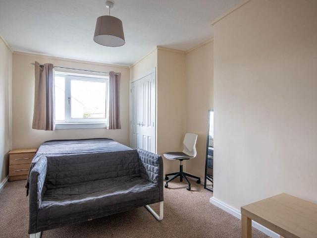 West Pilton Grove, Edinburgh EH4, 4 bed shared accommodation to rent, £525 pcm | PrimeLocation