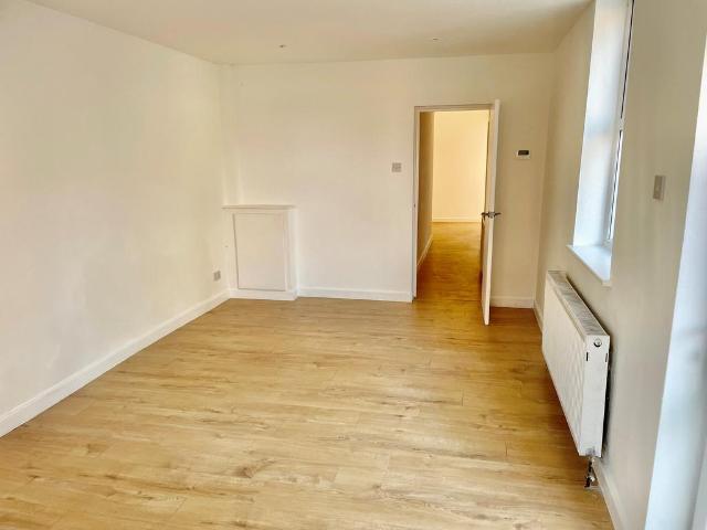 West Road, Westcliff on Sea SS0 2 bed flat to rent £1,300 pcm £300 pw