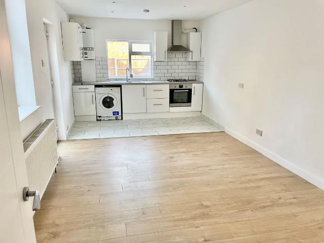 West Road, Westcliff On Sea SS0, 2 bed flat to rent, £1,300 pcm | PrimeLocation