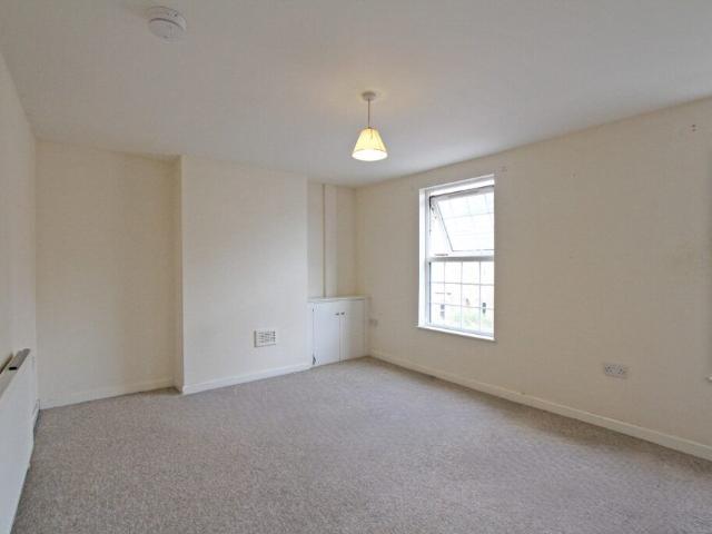 West Street, Banbury, Oxon OX16, 2 bed maisonette to rent, £1,200 pcm | PrimeLocation