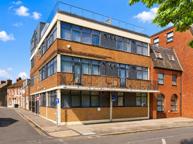 West Street, Bedfordshire LU6 1 bed apartment to rent £1,050 pcm £242 pw