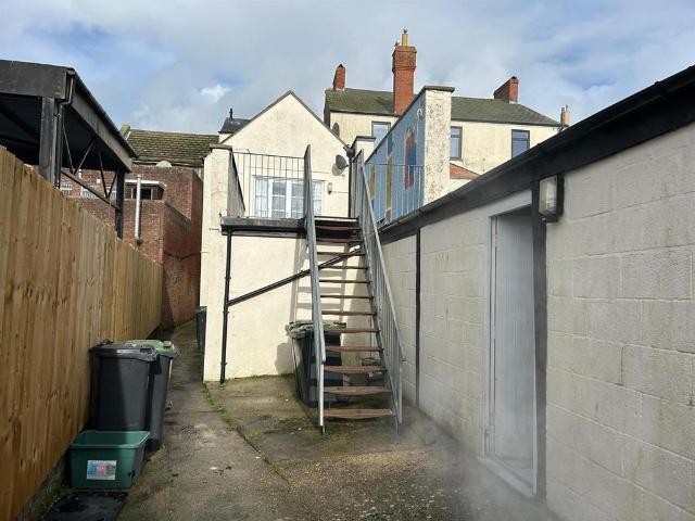 West Street, Bridport 2 bed apartment to rent £850 pcm £196 pw