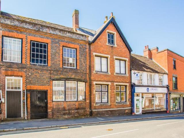 West Street, Buckingham, MK18 Studio to rent £695 pcm £160 pw