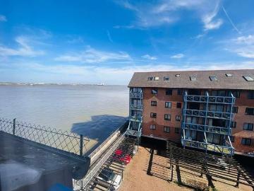 Crawley, West Sussex county, Sussex - Equipped kitchen