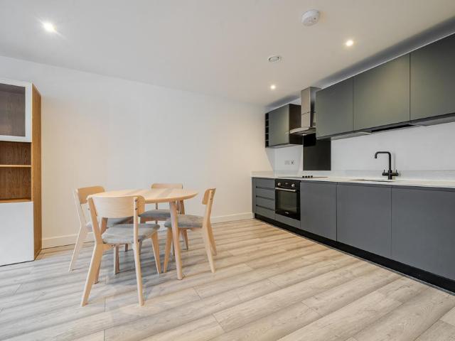 West Street, Maidenhead, SL6 2 bed flat to rent £1,700 pcm £392 pw
