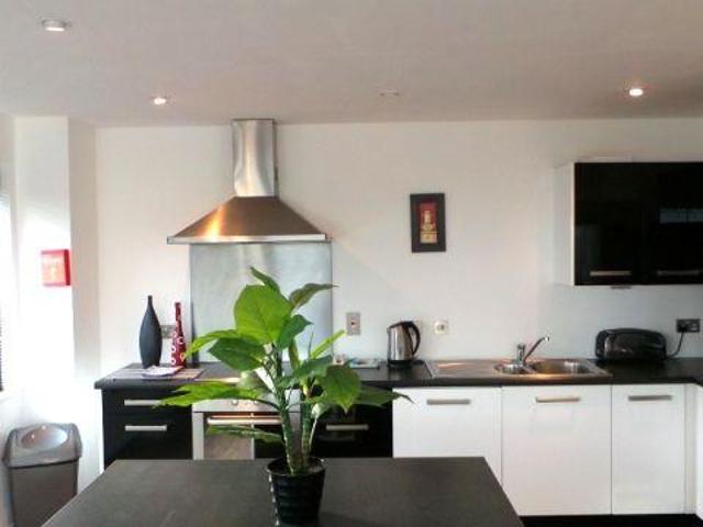 West Street, Sheffield, S1 2 bed apartment to rent £1,185 pcm £273 pw