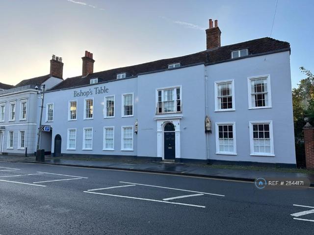West Street, Surrey, GU9 2 bed flat to rent £3,500 pcm £808 pw