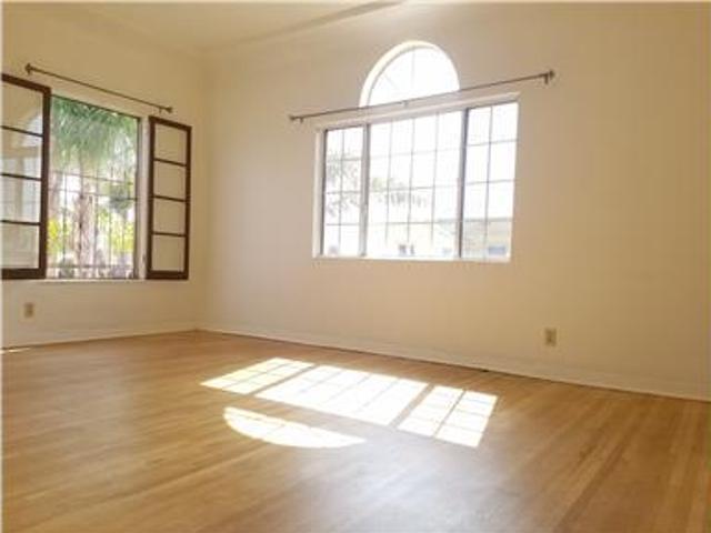 WEST SIDE OF LA SOUGHT AFTER LOCATION!