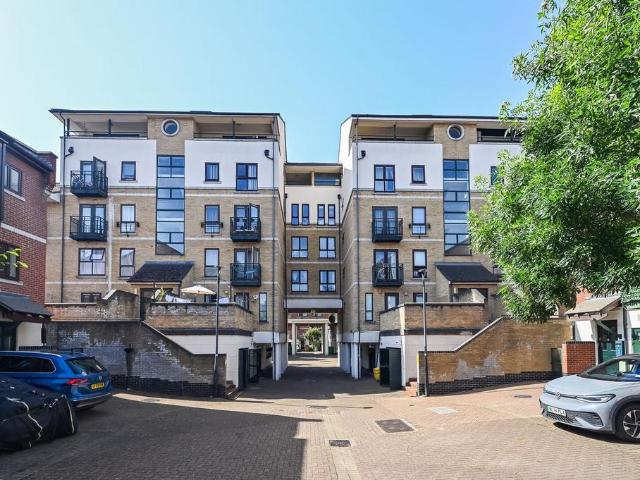 West Silver Town, Silvertown, London. 3 bed flat to rent £3,350 pcm £773 pw