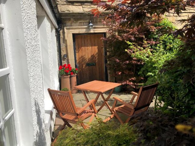 West Silvermills Lane, Stockbridge. 2 bed mews to rent £2,100 pcm £485 pw
