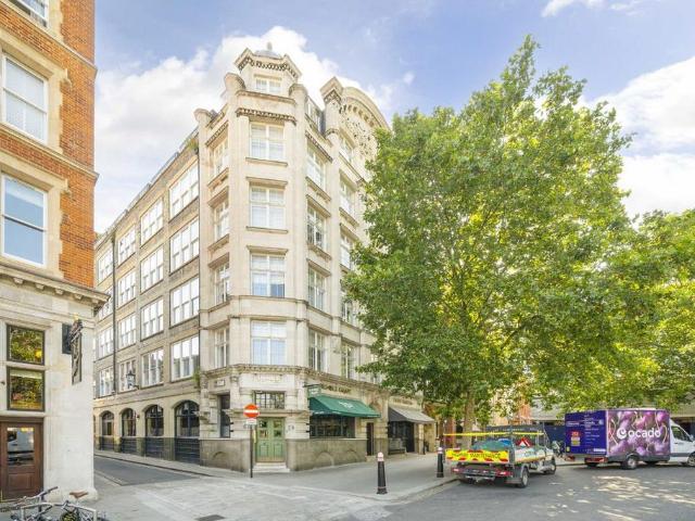 West Smithfield, London EC1A 1 bed flat to rent £2,999 pcm £692 pw