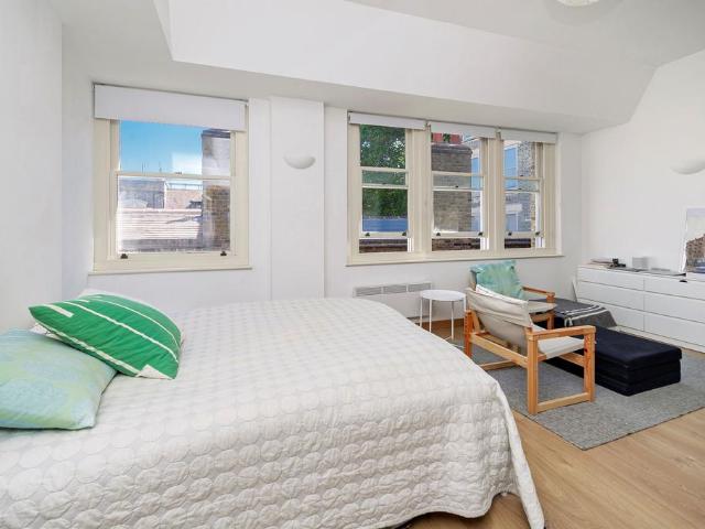 West Smithfield, London EC1A Studio to rent £2,145 pcm £495 pw