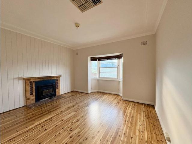 WEST TAMWORTH Freshly Painted 3 Bedroom Home
