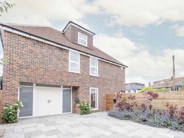 West Temple Sheen London SW14 4 bed detached house to rent £9,500 pcm £2,192 pw