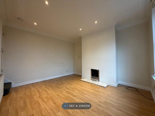 West View, Leeds LS11, 2 bed terraced house to rent, £900 pcm | PrimeLocation