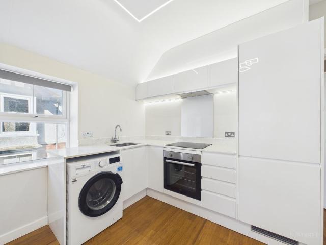 West Wycombe Road, High Wycombe. 1 bed flat to rent £1,200 pcm £277 pw