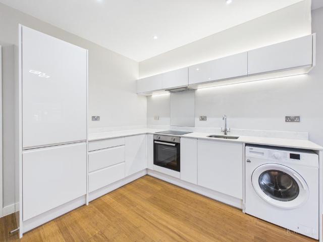 West Wycombe Road, High Wycombe. 2 bed flat to rent £1,500 pcm £346 pw