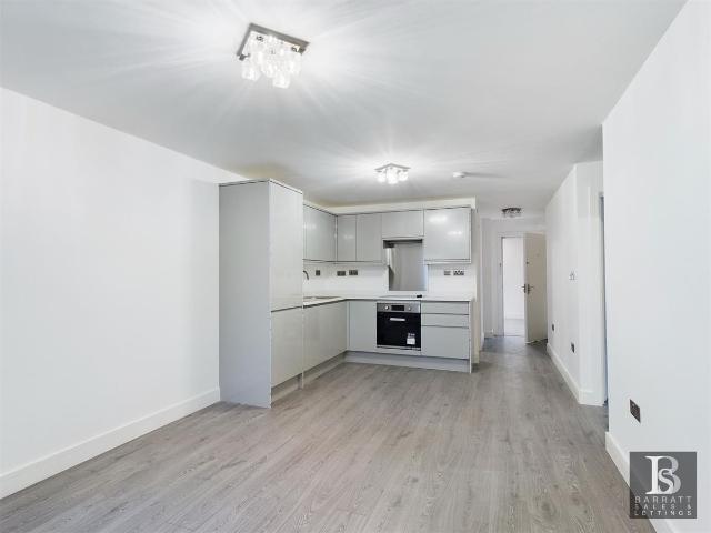 West Wycombe Road, High Wycombe HP12, 2 bed flat to rent, £1,375 pcm | PrimeLocation