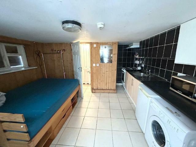 West Wycombe Road, High Wycombe HP12, Studio to rent, £650 pcm | PrimeLocation