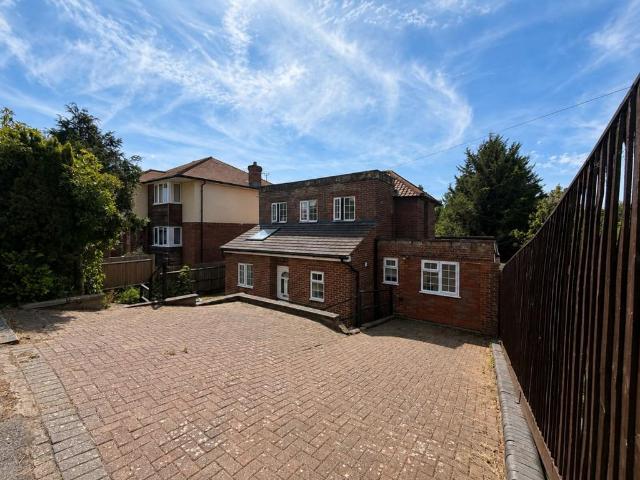 West Wycombe, West Wycombe Road 5 bed detached house to rent £745 pcm £172 pw