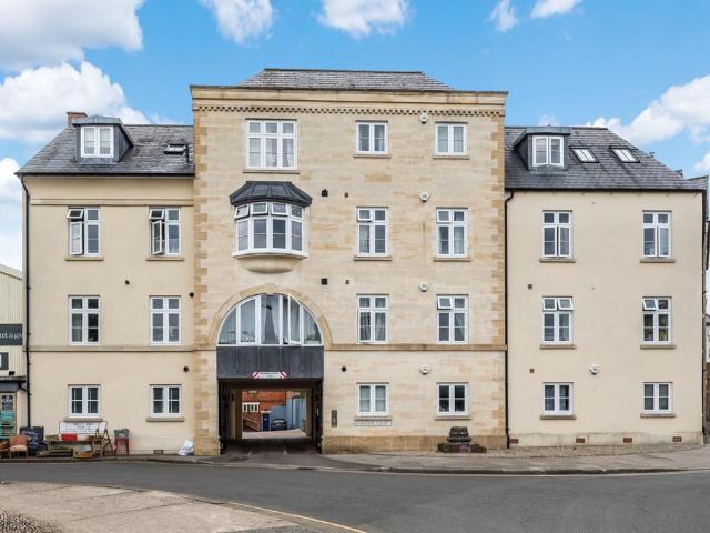 West Way, Cirencester, GL7 2 bed apartment to rent £1,125 pcm £260 pw